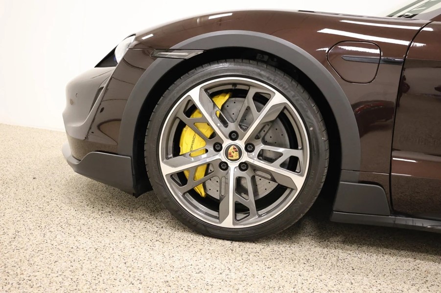 Taycan leasing_3.jpg