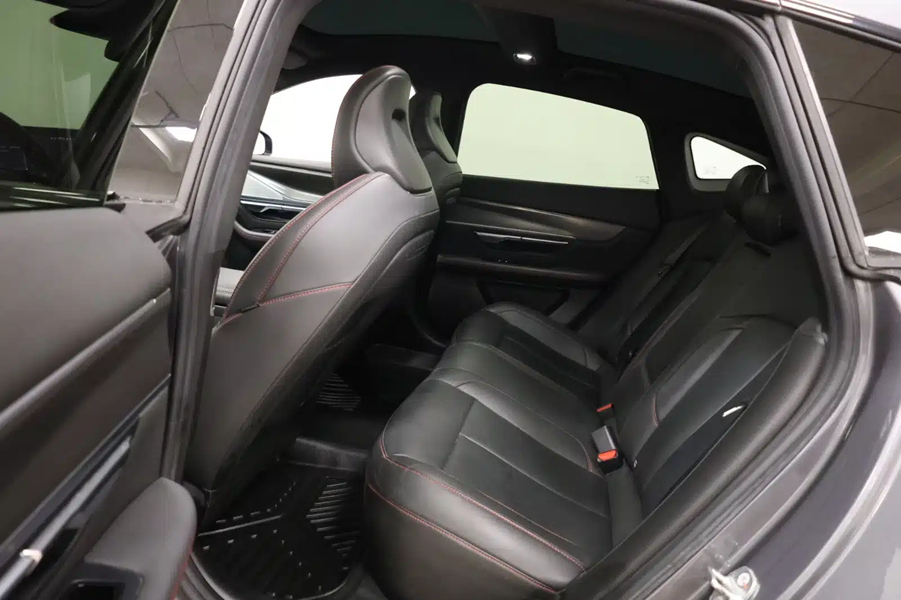 Xpeng p7 bagsæder.jpg