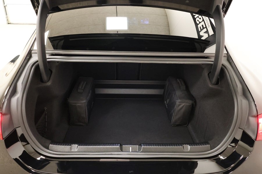 mercedes-eqe350-amg-line-sort-bagagerum.jpeg