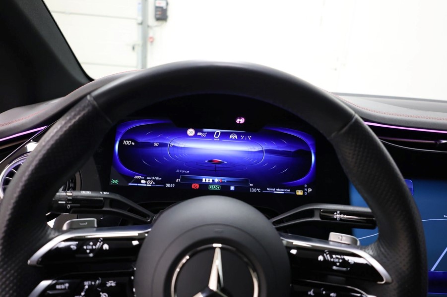 mercedes-eqe350-amg-line-sort-digitalt-cockpit-rat.jpeg