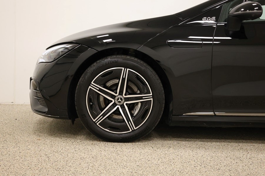 mercedes-eqe350-amg-line-sort-forhjul-faelg.jpeg