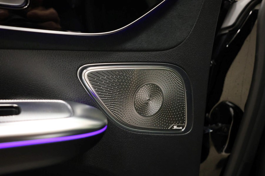 mercedes-eqe350-amg-line-sort-hoejttaler-detalje.jpeg