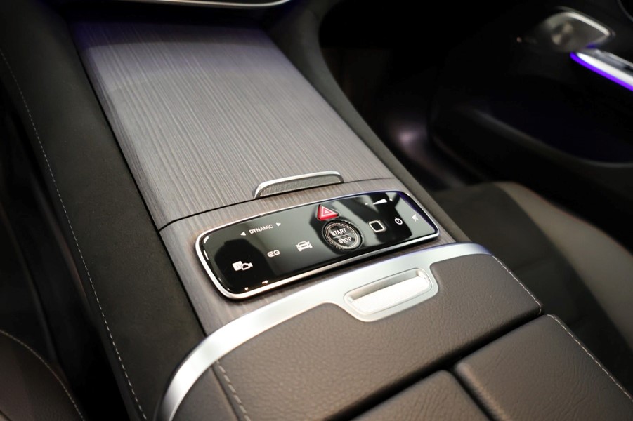 mercedes-eqe350-amg-line-sort-midterkonsol.jpeg
