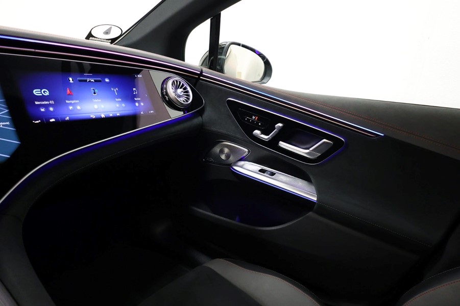 mercedes-eqe350-amg-line-sort-passager-instrumentbord.jpeg