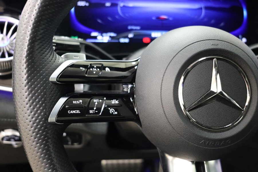mercedes-eqe350-amg-line-sort-ratknapper.jpeg