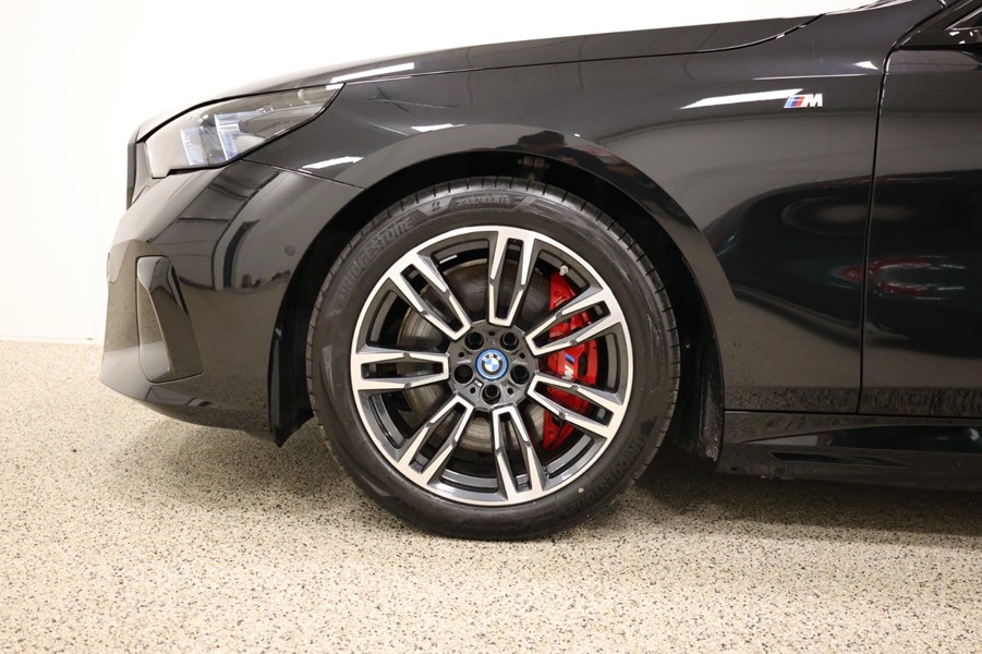 bmw-i5-m60-touring-xdrive-sort-forhjul-faelg.jpeg