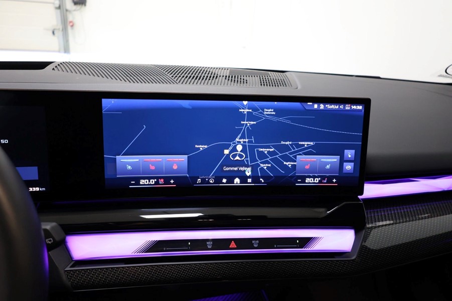 bmw-i5-m60-touring-xdrive-sort-infotainment-skaerm.jpeg