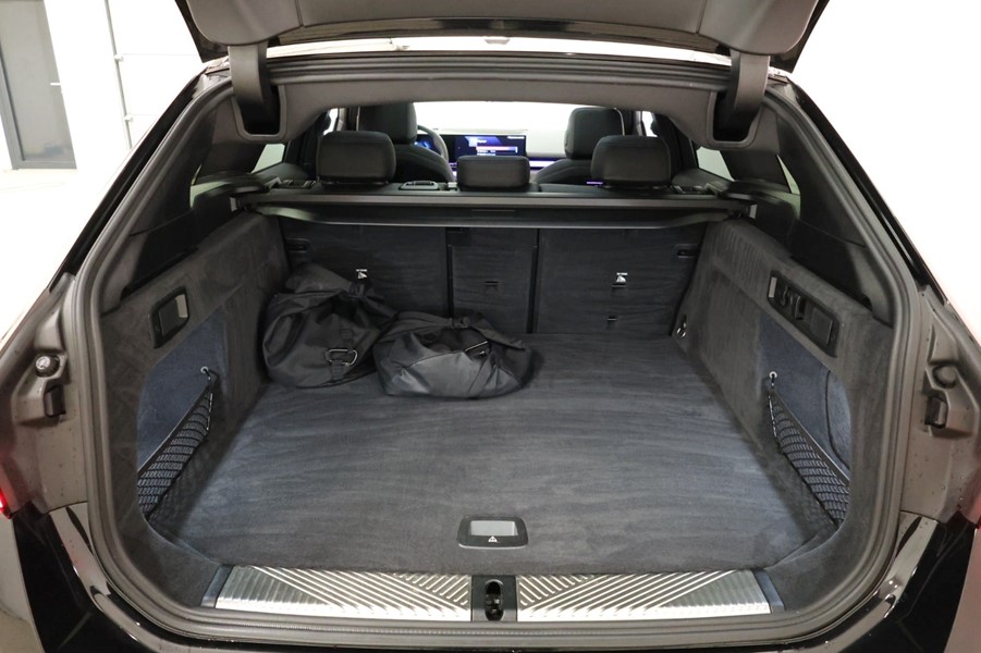 bmw-i5-m60-touring-xdrive-sort-bagagerum.jpeg