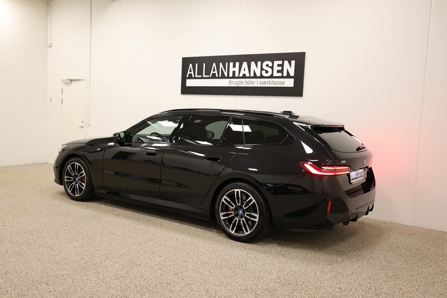bmw-i5-m60-touring-xdrive-sort-bagende-side.jpeg