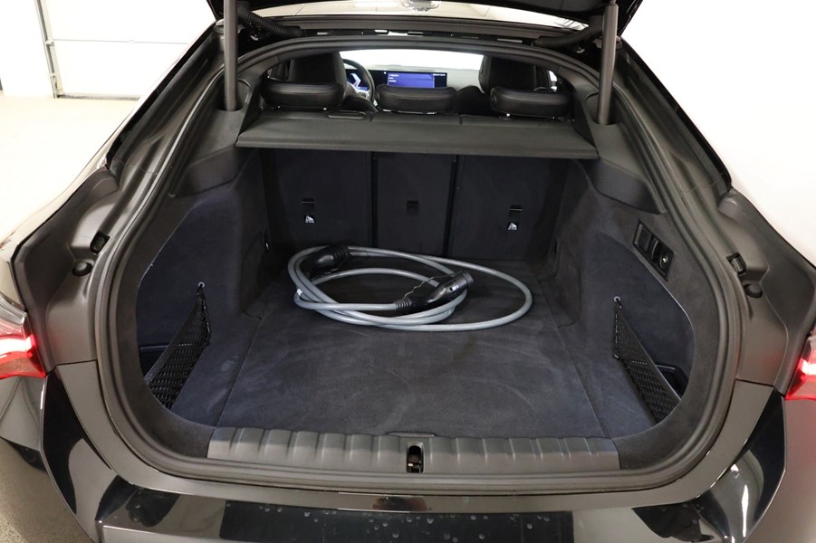 bmw-i4-m50-msport-xdrive-sort-bagagerum.jpeg