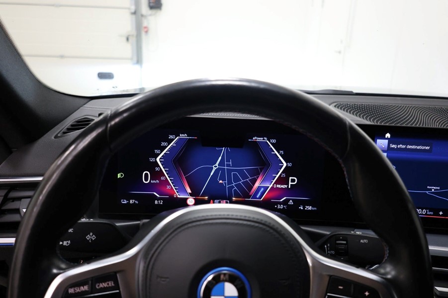 bmw-i4-m50-msport-xdrive-sort-digitalt-cockpit-rat.jpeg