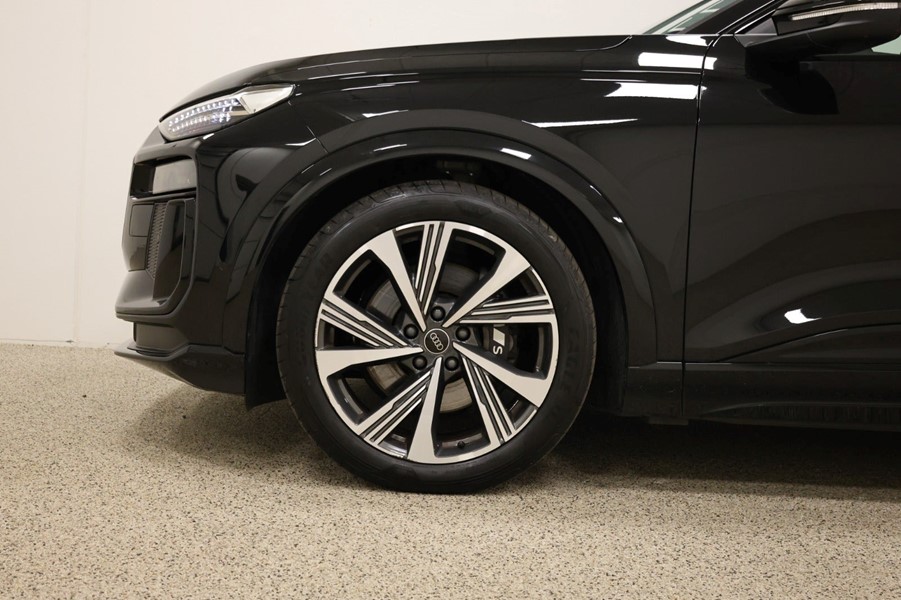 audi-sq6-etron-quattro-sort-forhjul-faelg.jpeg
