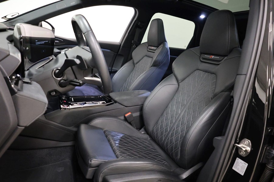 audi-sq6-etron-quattro-sort-forsaeder-kabine.jpeg