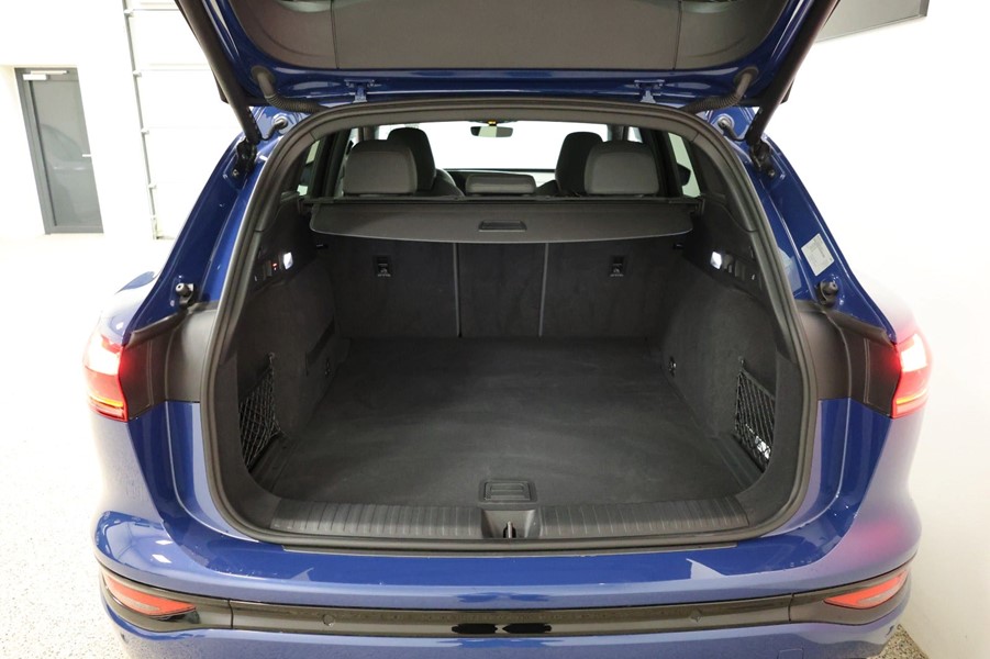 audi-q6-etron-ultra-quattro-moerkeblaa-bagagerum.jpeg