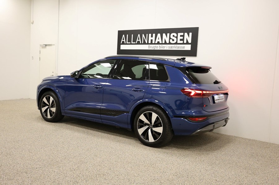 audi-q6-etron-ultra-quattro-moerkeblaa-bagende-side.jpeg