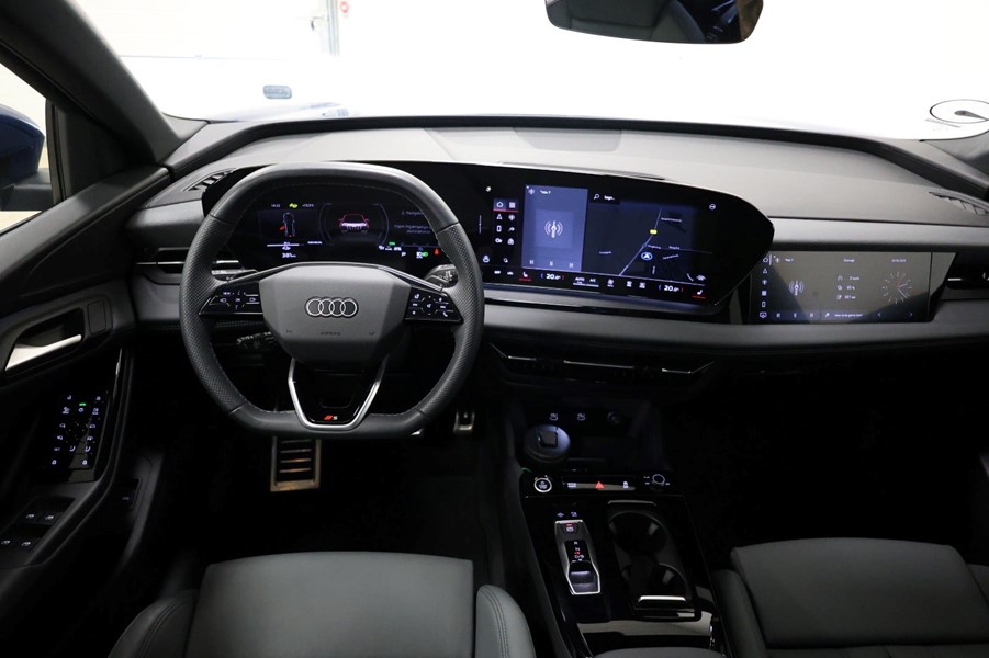 audi-q6-etron-ultra-quattro-moerkeblaa-cockpit-kabine.jpeg