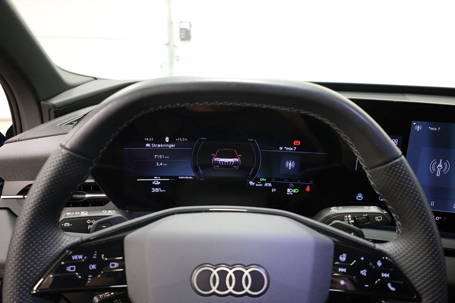 audi-q6-etron-ultra-quattro-moerkeblaa-digitalt-cockpit-rat.jpeg