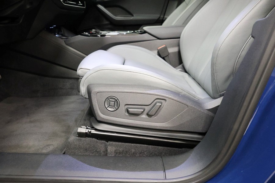 audi-q6-etron-ultra-quattro-moerkeblaa-foerersaede-indstilling.jpeg