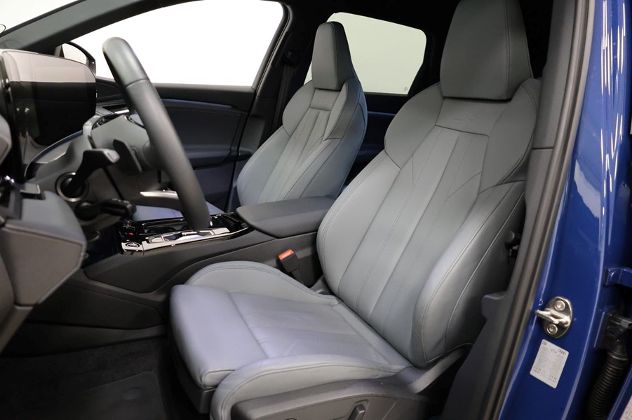 audi-q6-etron-ultra-quattro-moerkeblaa-forsaeder-kabine.jpeg